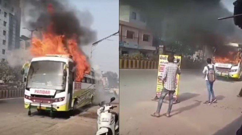 VIDEO! देखते ही देखते आग का गोला बन गई बस, वीडियो बना रही भीड़ को पुलिस ने खदेड़ा