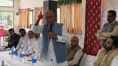 दिग्विजय सिंह ने पीएम मोदी और EC पर साधा निशाना, लोकतंत्र को बचाने GenZ को आगे आना होगा