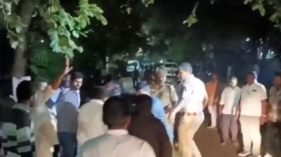 तेलंगाना: भारी कैश होने के आरोप में पूर्व IAS के घर रेड, हंगामा कर रहे कांग्रेस कार्यकर्ताओं पर पुलिस ने किया लाठीचार्ज