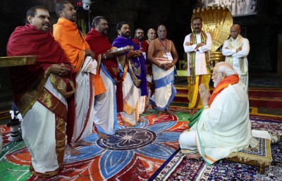 '140 करोड़ भारतीयों के लिए प्रार्थना की..', तिरुपति बालाजी मंदिर पहुंचे पीएम मोदी, पुजारियों ने दिया वैदिक आशीर्वाद