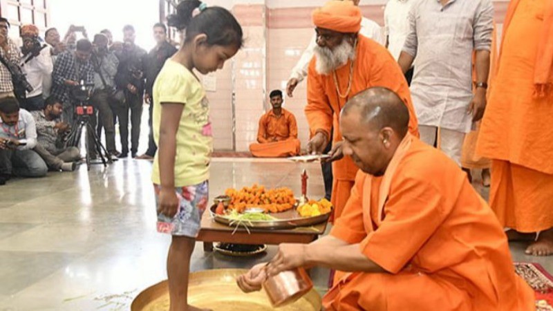 सीएम योगी ने की कन्या पूजा, अपने हाथों से परोसा प्रसाद
