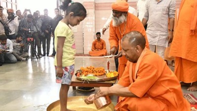 सीएम योगी ने की कन्या पूजा, अपने हाथों से परोसा प्रसाद