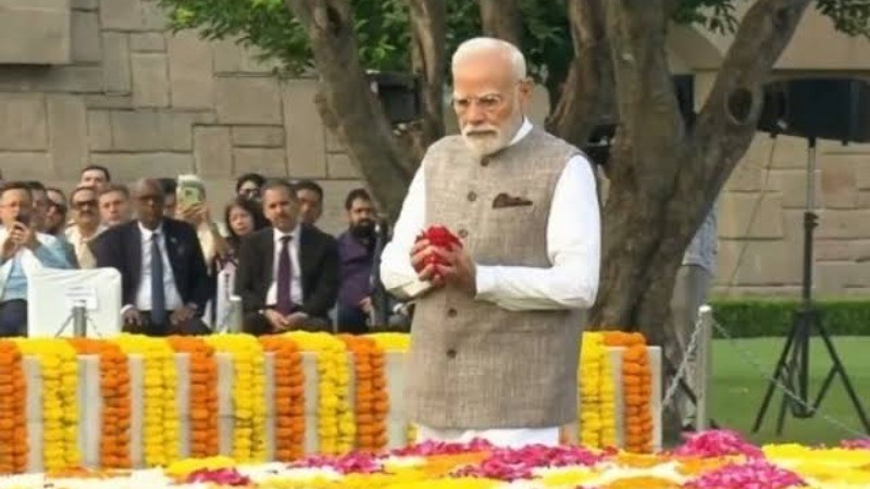 प्रधानमंत्री मोदी ने महात्मा गांधी को अर्पित की श्रद्धांजलि, देशवासियों को दी दशहरे की शुभकामनाएं