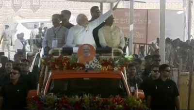 PM मोदी ने ग्वालियर में किया रोड शो, CM शिवराज बोले- 'प्रधानमंत्री ने गांधी जी के सपनों को साकार किया है'