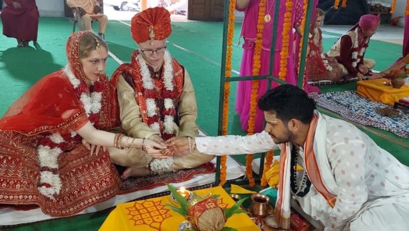 रूसी कपल ने हरिद्वार में आकर वैदिक रीति-रिवाज से रचाई शादी, स्वामी परमानंद  से लिया आशीर्वाद | NewsTrack Hindi 1
