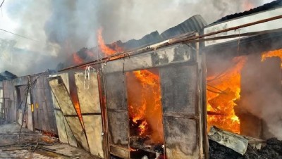 छिंदवाड़ा के मनिहारी बाजार में लगी भयंकर आग, जलकर ख़ाक हुई 16 दुकानें