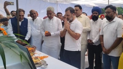 राहुल गांधी ने की वाई पूरन कुमार के परिवार से मुलाकात