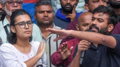 लहरा दो तिरंगा प्रदर्शन : CJP संस्थापक अभिजीत दीपके और AISA अध्यक्ष नेहा बोरा हिरासत में लिए गए