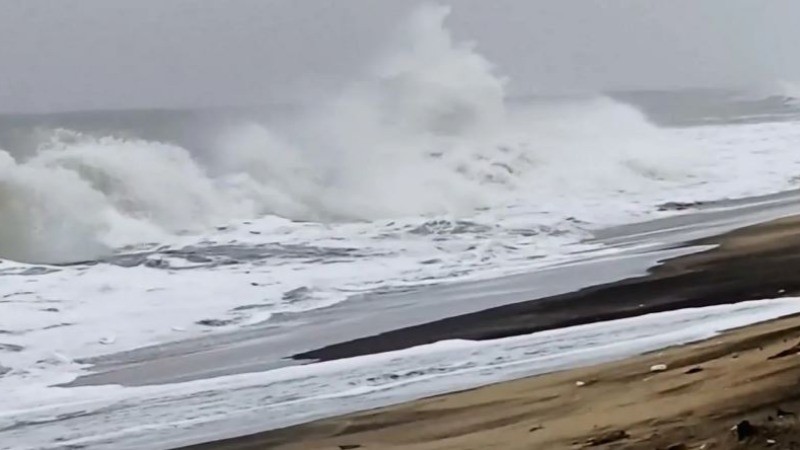 आंध्र प्रदेश की तरफ तेजी से बढ़ रहा चक्रवात मोंथा, कई जिलों में जारी हुआ रेड अलर्ट