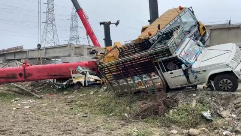 निर्माणाधीन रेलवे ब्रिज पर पलटी क्रेन, हादसे में दो युवकों की हुई मौत