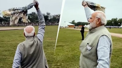 पीएम मोदी ने मुजफ्फरपुर में गमछा लहरा कर किया समर्थकों का अभिवादन, वायरल हुआ वीडियो