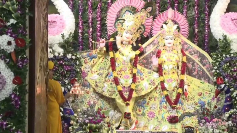 पूरा देश बड़े उत्साह के साथ मना रहा जन्माष्टमी, मथुरा, जयपुर और केरलम के मंदिरों में उमड़ा जनसैलाब