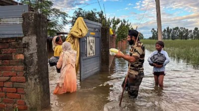 पंजाब में बाढ़ से हाल हुए बेहाल, जनजीवन अस्तव्यस्त 1000 अधिक गांव डूबे