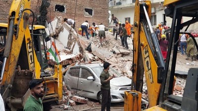 दिल्ली के सत्य निकेतन में गिरी वर्षों पुरानी इमारत, 7 लोगों की मौत और 5 घायल