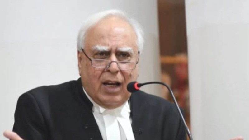 बिहार SIR मामले में कपिल सिब्बल की दलील- आधार को स्वीकार नहीं कर रहे हैं BLO