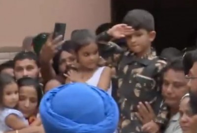 शहीद कर्नल मनप्रीत सिंह के 6 वर्षीय पुत्र ने अपने वीर पिता को दी श्रद्धांजलि, दृश्य देखकर नम हो गई लोगों की ऑंखें, Video
