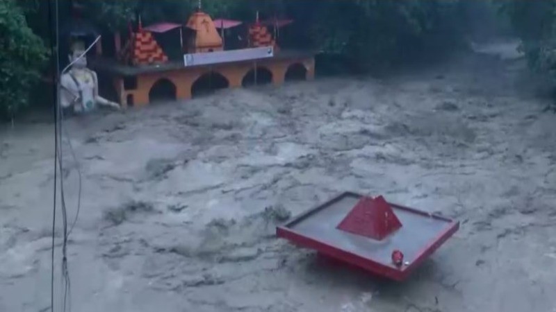 उत्तराखंड में नहीं थम रहा भारी बारिश का कहर, पानी में बहे कई घर-दुकाने