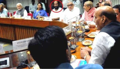 सर्वदलीय बैठक में 'हिंदी' देखकर आगबबूला हुए DMK सांसद तिरुचि शिवा, ध्वजारोहण कार्यक्रम का शेड्यूल फाड़ा
