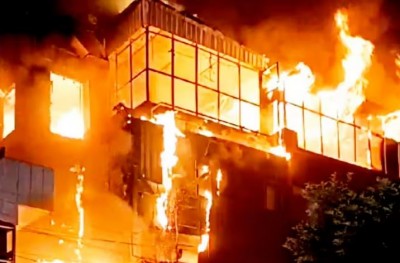 बंगाल: दुर्गापुर के सरकारी कार्यालय में भड़की भीषण आग, कई महत्वपूर्ण दस्तावेज़ जलकर ख़ाक