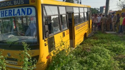 इंदौर में हादसे का शिकार हुई स्कूल बस, ड्राइवर गंभीर घायल, बच्चों का हुआ ये हाल