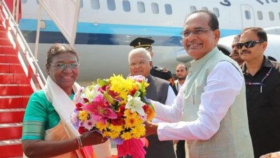 इंदौर पहुंची राष्ट्रपति द्रौपदी मुर्मू, CM शिवराज और गृहमंत्री ने किया स्वागत
