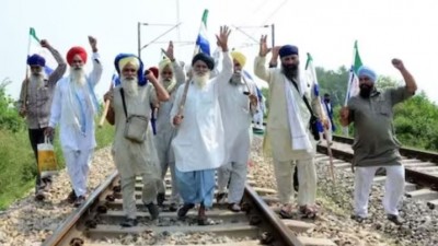 पंजाब में किसानों का जंगी प्रदर्शन, रेल की पटरियों पर डटे, यात्री परेशान