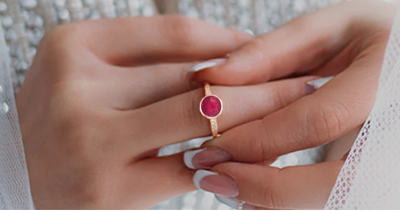 जानिए कौन-सी उंगली में धातु की अंगूठी पहनना होता है शुभ?