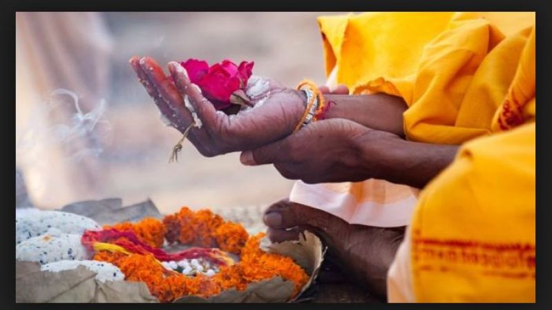 अगर मंदिर में प्रसाद के साथ पंडित दे दे फूल तो सबसे पहले करें यह काम