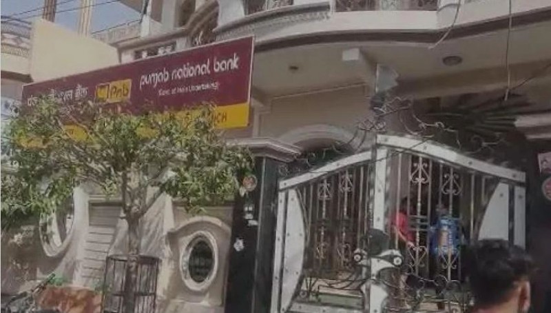 गाजियाबाद स्थित बैंक में दिनदहाड़े लूट, PNB से 12 लाख लूटकर फरार हुए बदमाश