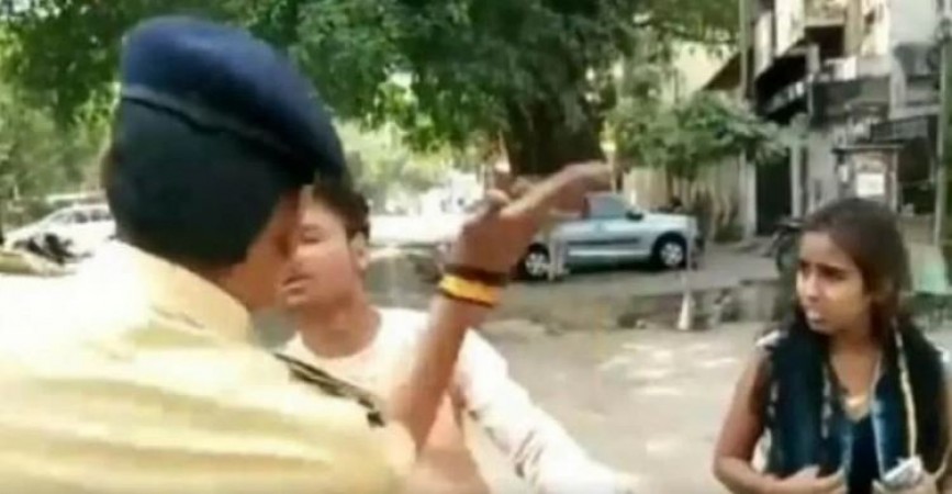 VIDEO: UP की दबंग पुलिस, छेड़खानी कर रहे महताब आलम को जड़े 5 सेकेंड में 5 झन्नाटेदार थप्पड़