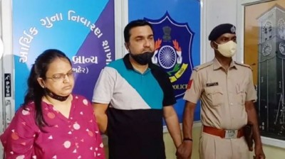 Husband and wife cheated crores of rupees by luring profits, police arrested from child's school