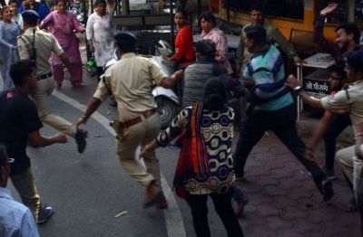 इंदौर रेप केस: जनता का गुस्सा फूटा, कोर्ट में आरोपी की धुनाई