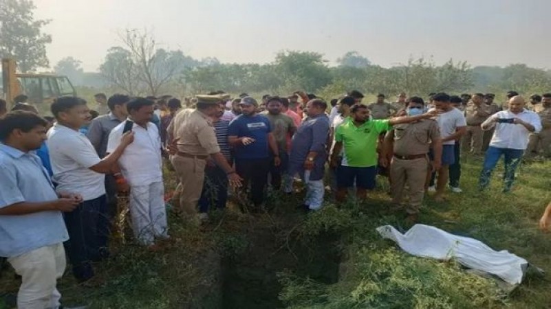 In Meerut, a cow was publicly slaughtered on the road, a case was registered under the pressure of Hindu organizations.