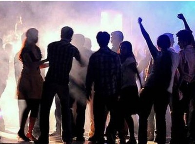 दिल्ली: कोरोना काल में चल रही थी रेव पार्टी, अचानक पहुँच गई पुलिस और फिर....
