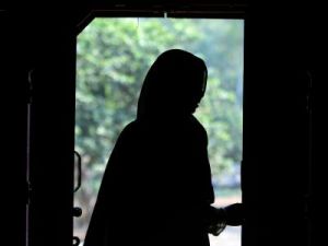 दहेज़ में 10 लाख नहीं मिले, तो पत्नी को तीन तलाक देकर घर से निकाला, शौहर पर मारपीट का भी आरोप