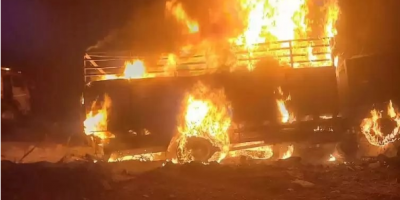 ट्रांसफर लोड ट्रक ने मारी कार को टक्कर,कार में लगी आग, दो लोगो की मौत