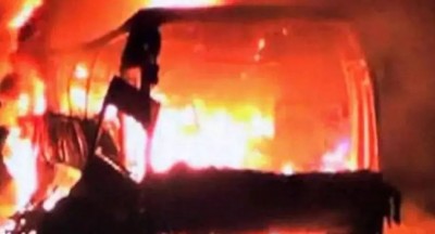 Mob of 100 people set fire to two private buses, passengers flee and save their lives