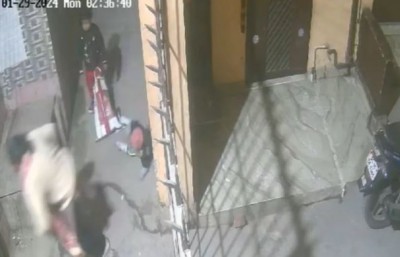 मासूम बच्चों को रात में बीच सड़क पर छोड़कर भाग गई निर्दयी माँ, CCTV फुटेज हुआ वायरल