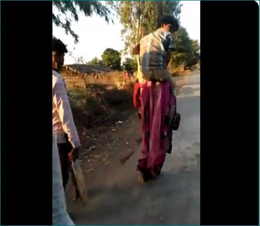 మధ్యప్రదేశ్: మహిళ భుజంపై కూర్చున్న జెత్ 3 కిలోమీటర్ల దూరం వరకు నడిచింది, విషయం తెలుసుకోండి