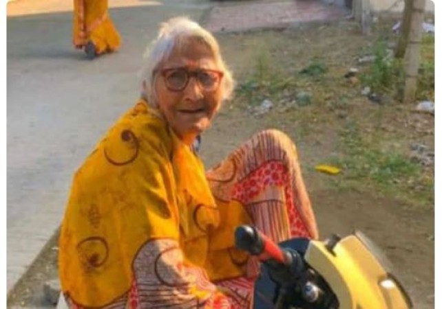 The car driver dragged a 90-year-old woman going to the temple by 25 feet