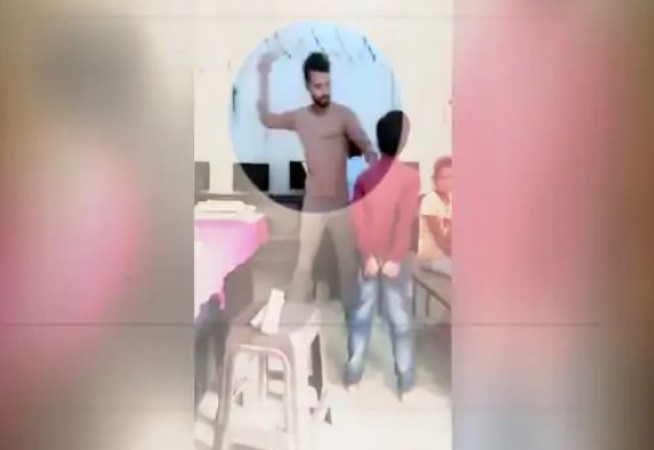 बेरहम शिक्षक ने जान लेने की हद तक की यूकेजी के छात्र की पिटाई, वीडियो वायरल