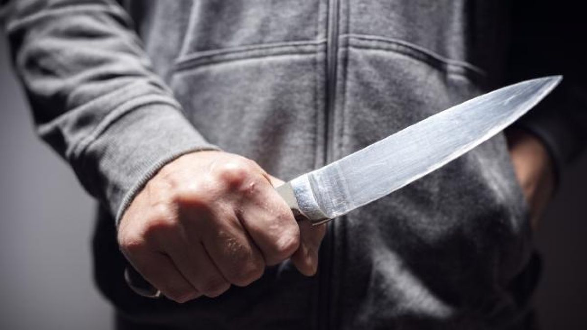 Man stabs wife to death in front of minor daughter