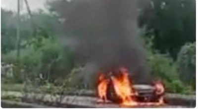 पत्नी और बेटे के साथ कार में बैठा परेशान शख्स और लगा ली आग
