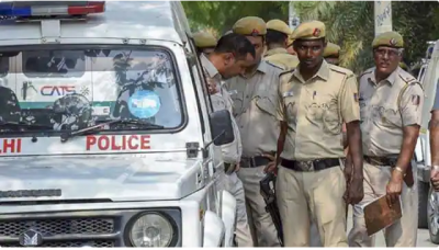 दिल्ली: बार बंद करवाने गई पुलिस को कर्मचारियों ने बुरी तरह पीटा, 10 गिरफ्तार