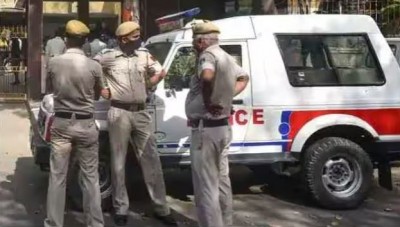 दिल्ली में अपराधी बेख़ौफ़! ड्यूटी पर तैनात ASI को बदमाश ने मारा चाक़ू, अस्पताल में भर्ती