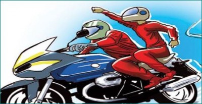 Biker looted 75 thousand rupees, police engaged in investigation