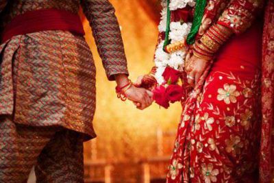 शादी की रस्मों के बीच अचानक दुल्हन के कदमों में झुका दूल्हा, फिर जो हुआ उसे देख दंग रह गए मेहमान