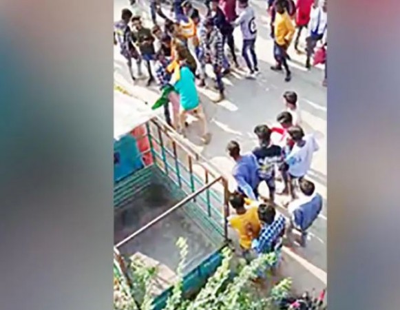 Boys made obscene acts in public with girls who went to the fair, video went viral
