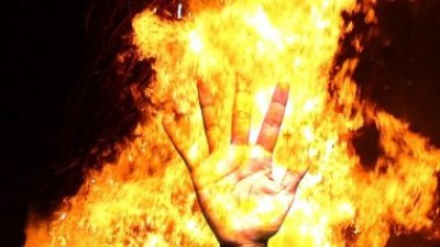 शर्मनाक: पौधा उखाड़ने जैसी गलती के चलते पड़ोसी ने 12 वर्ष की बच्ची को लगाई आग