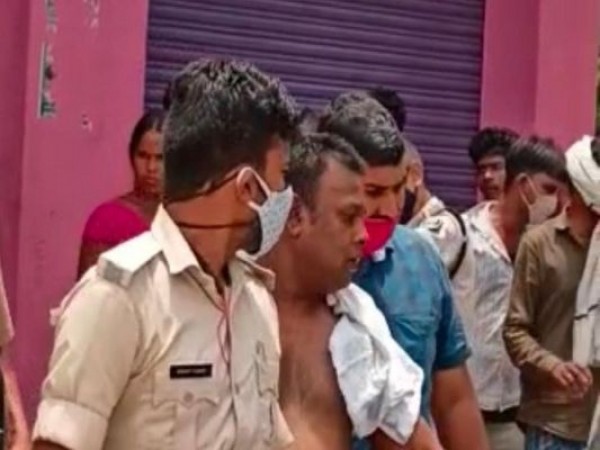 महिला का बलात्कार करने वाले डॉक्टर को ग्रामीणों ने जमकर पीटा, मरते-मरते बचा आरोपी